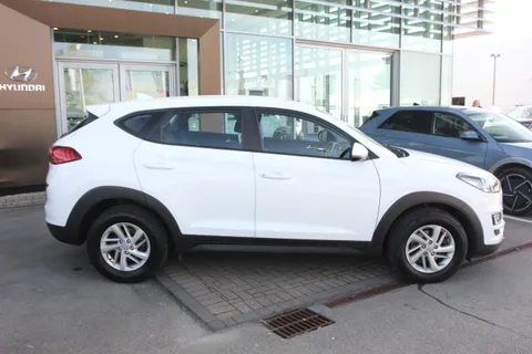 RO68VAU Hyundai Tucson 1.6 GDi S Connect 5dr 2WD Thumbnail #3