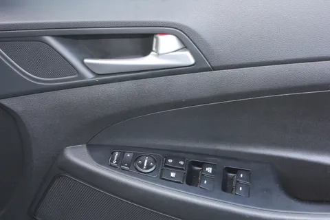 RO68VAU Hyundai Tucson 1.6 GDi S Connect 5dr 2WD Thumbnail #13