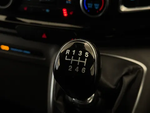 BG73JTV Ford Transit Custom 2.0 EcoBlue 130ps Low Roof Limited Van Thumbnail #24