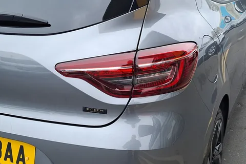 DY23BAA Renault Clio 1.6 E-TECH full hybrid 145 Engineered 5dr Auto Thumbnail #33