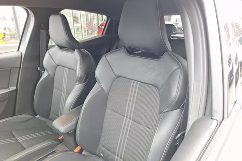 DY23BAA Renault Clio 1.6 E-TECH full hybrid 145 Engineered 5dr Auto Thumbnail #40