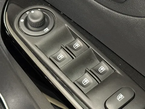 DC66VWT Renault Captur 0.9 TCE 90 Signature Nav 5dr Thumbnail #21