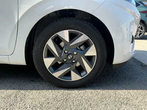 DY24ENR Hyundai i10 1.0 Advance 5dr Thumbnail #18