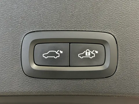 DX72LVS Volvo XC40 2.0 B4P Plus Dark 5dr AWD Auto Thumbnail #16