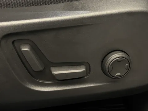 DX72LVS Volvo XC40 2.0 B4P Plus Dark 5dr AWD Auto Thumbnail #24