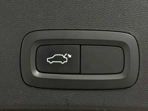 DE70KUK Volvo XC40 2.0 B4P R DESIGN Pro 5dr Auto Thumbnail #10