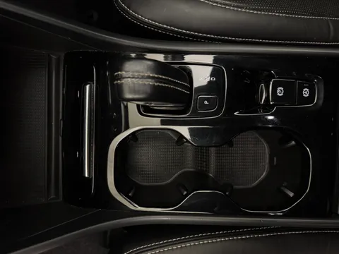 DE70KUK Volvo XC40 2.0 B4P R DESIGN Pro 5dr Auto Thumbnail #16