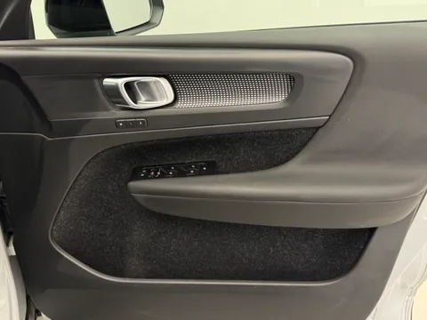 DE70KUK Volvo XC40 2.0 B4P R DESIGN Pro 5dr Auto Thumbnail #19