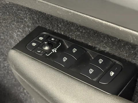 DE70KUK Volvo XC40 2.0 B4P R DESIGN Pro 5dr Auto Thumbnail #20