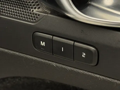 DE70KUK Volvo XC40 2.0 B4P R DESIGN Pro 5dr Auto Thumbnail #22