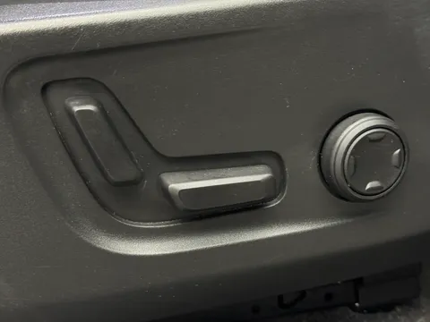 DE70KUK Volvo XC40 2.0 B4P R DESIGN Pro 5dr Auto Thumbnail #23