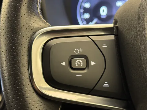 DE70KUK Volvo XC40 2.0 B4P R DESIGN Pro 5dr Auto Thumbnail #24