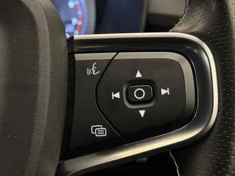 DE70KUK Volvo XC40 2.0 B4P R DESIGN Pro 5dr Auto Thumbnail #25