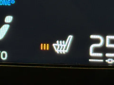 DE70KUK Volvo XC40 2.0 B4P R DESIGN Pro 5dr Auto Thumbnail #29