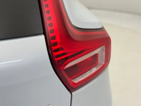 DE70KUK Volvo XC40 2.0 B4P R DESIGN Pro 5dr Auto Thumbnail #35