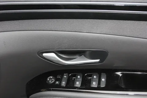 DG73MZY Hyundai Tucson 1.6 TGDi Premium 5dr 2WD Thumbnail #17