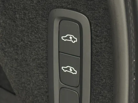 RF74UNL Volvo XC90 2.0 B5P Ultra Dark 5dr AWD Geartronic Thumbnail #15