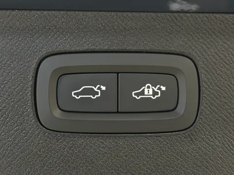 RF74UNL Volvo XC90 2.0 B5P Ultra Dark 5dr AWD Geartronic Thumbnail #16