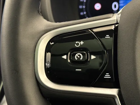 RF74UNL Volvo XC90 2.0 B5P Ultra Dark 5dr AWD Geartronic Thumbnail #28