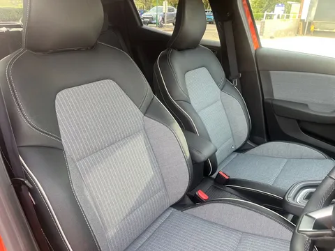 BL74ZJV Renault Clio 1.6 E-TECH full hybrid 145 Techno 5dr Auto Thumbnail #9