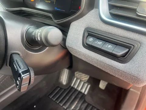 BL74ZJV Renault Clio 1.6 E-TECH full hybrid 145 Techno 5dr Auto Thumbnail #17