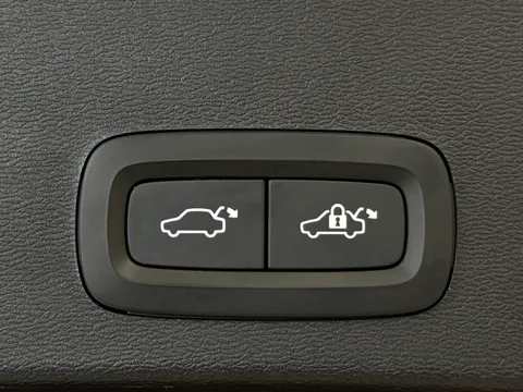 CJ72ETZ Volvo XC40 2.0 B4P Ultimate Dark 5dr Auto Thumbnail #32