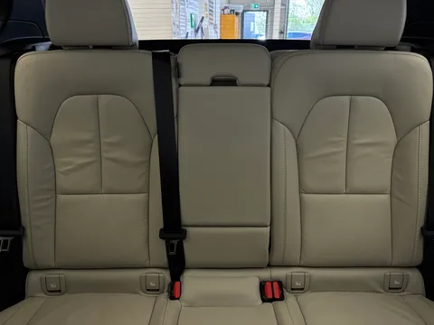CJ72ETZ Volvo XC40 2.0 B4P Ultimate Dark 5dr Auto Thumbnail #16