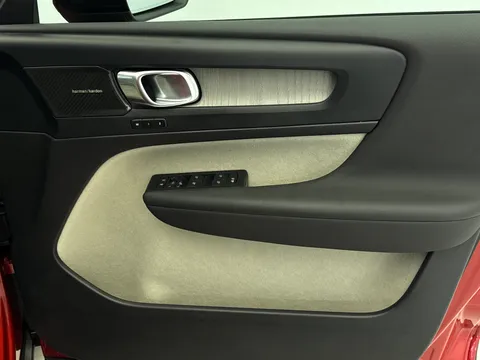 CJ72ETZ Volvo XC40 2.0 B4P Ultimate Dark 5dr Auto Thumbnail #19