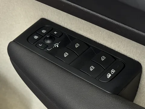 CJ72ETZ Volvo XC40 2.0 B4P Ultimate Dark 5dr Auto Thumbnail #20