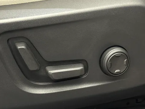 CJ72ETZ Volvo XC40 2.0 B4P Ultimate Dark 5dr Auto Thumbnail #22