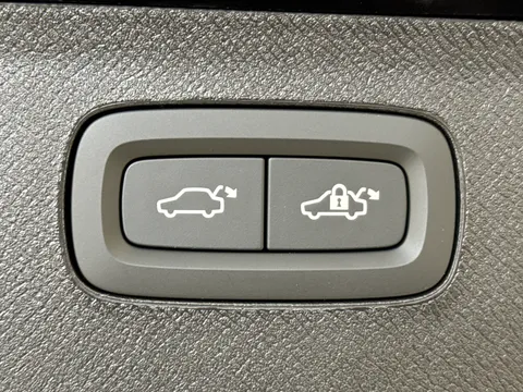 DU26YTT Volvo XC90 2.0 B5P Plus Pro Dark 5dr AWD Geartronic Thumbnail #17