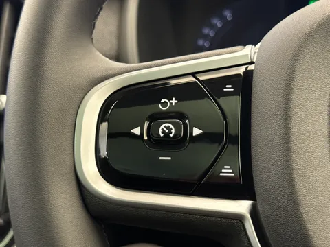 DU26YTT Volvo XC90 2.0 B5P Plus Pro Dark 5dr AWD Geartronic Thumbnail #28