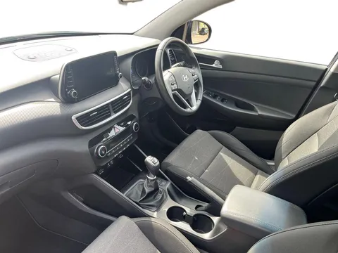 DV69VKK Hyundai Tucson 1.6 GDi SE Nav 5dr 2WD Thumbnail #5