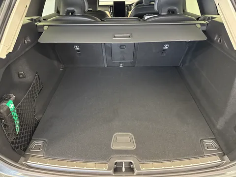 DU26YTP Volvo XC60 2.0 B5P Plus Pro Dark 5dr AWD Geartronic Thumbnail #21