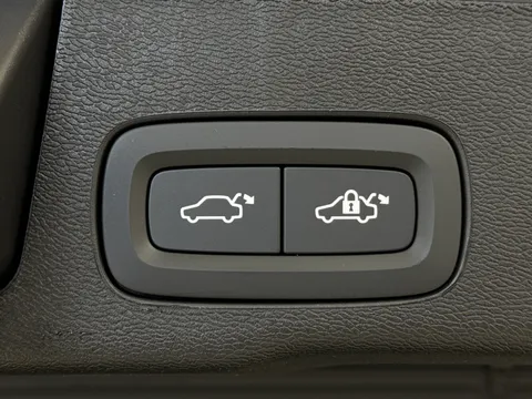 DU26YTP Volvo XC60 2.0 B5P Plus Pro Dark 5dr AWD Geartronic Thumbnail #20