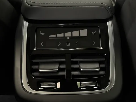 DU26YTP Volvo XC60 2.0 B5P Plus Pro Dark 5dr AWD Geartronic Thumbnail #17