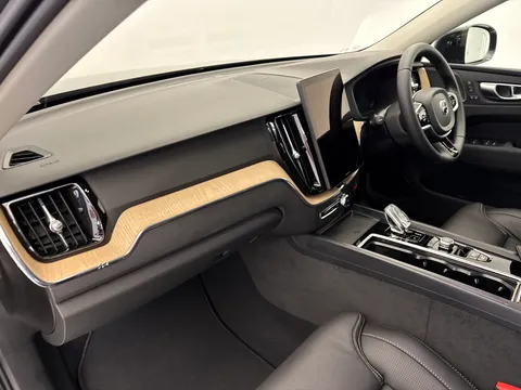 DU26YTP Volvo XC60 2.0 B5P Plus Pro Dark 5dr AWD Geartronic Thumbnail #10