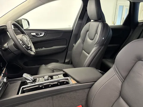 DU26YTP Volvo XC60 2.0 B5P Plus Pro Dark 5dr AWD Geartronic Thumbnail #9