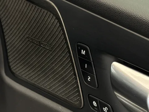 DU26YTP Volvo XC60 2.0 B5P Plus Pro Dark 5dr AWD Geartronic Thumbnail #18