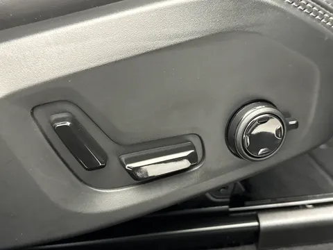 DU26YTP Volvo XC60 2.0 B5P Plus Pro Dark 5dr AWD Geartronic Thumbnail #22