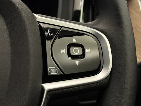 DU26YTP Volvo XC60 2.0 B5P Plus Pro Dark 5dr AWD Geartronic Thumbnail #25