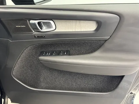LV73OJH Volvo XC40 2.0 B4P Ultimate Dark 5dr Auto Thumbnail #19