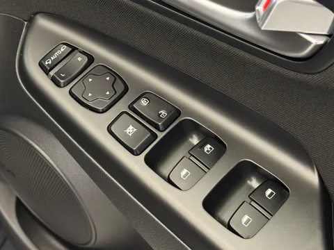 DN23OTC Hyundai Kona 1.6 GDi Hybrid Premium 5dr DCT Thumbnail #18