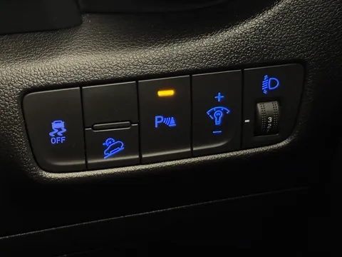 DN23OTC Hyundai Kona 1.6 GDi Hybrid Premium 5dr DCT Thumbnail #27