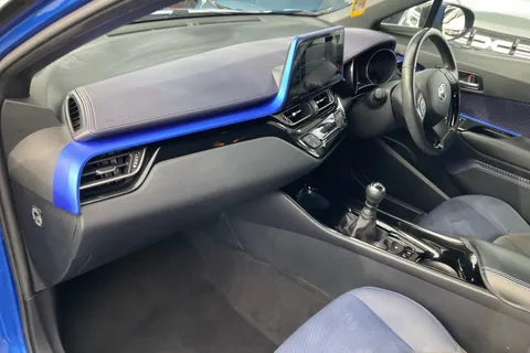 WV67ZZM Toyota C-HR 1.2T Dynamic 5dr Thumbnail #4