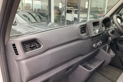 HN23JUJ Renault Master LM35dCi 135 Business+ Medium Roof Van Thumbnail #10