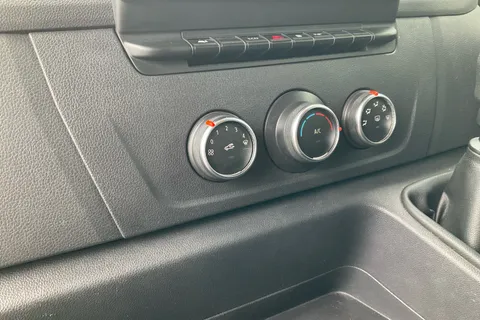 HN23JUJ Renault Master LM35dCi 135 Business+ Medium Roof Van Thumbnail #12