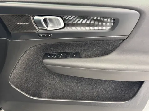 DN73TXB Volvo XC40 2.0 B4P Ultimate Dark 5dr Auto Thumbnail #17