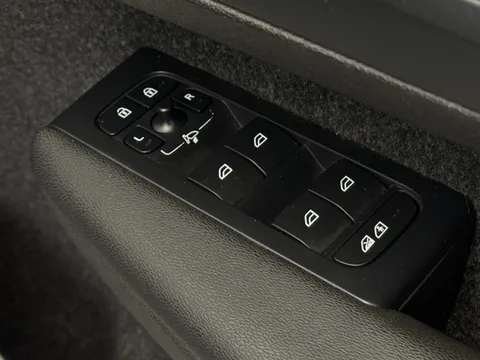 DN73TXB Volvo XC40 2.0 B4P Ultimate Dark 5dr Auto Thumbnail #18