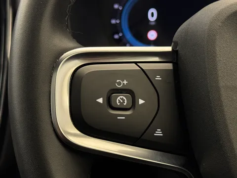 DN73TXB Volvo XC40 2.0 B4P Ultimate Dark 5dr Auto Thumbnail #22